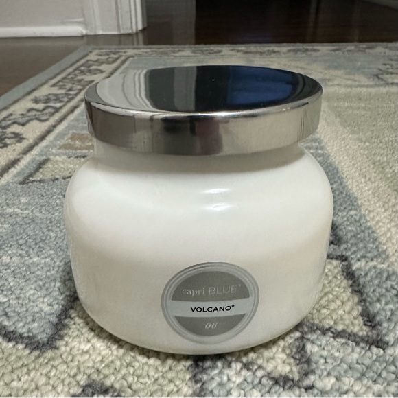 NEW Capri Blue Volcano White Signature Candle 19oz - Picture 2 of 4